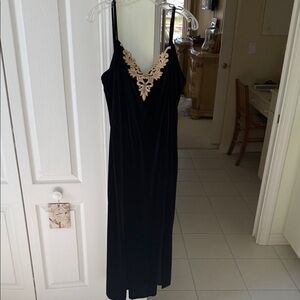 Elegant Black velvet nightgown with lace trim and matching velvet robe 🖤